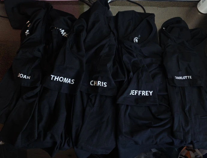 t shirt bedrukt naam logo gepersonaliseerd